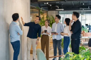 Không gian làm việc hiện đại của một doanh nghiệp Việt Nam với nhóm nhân sự đang cùng quan sát hành trình khách hàng trên website thông qua cách bố trí không gian và thiết bị không