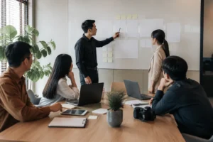 Đội ngũ doanh nghiệp Việt Nam đang thảo luận mục tiêu website và hành trình khách hàng trong không gian văn phòng hiện đại